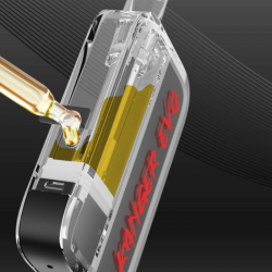 Vue de côté d'un Kangertech EVO Pod rempli de liquide, accent sur le système de remplissage.